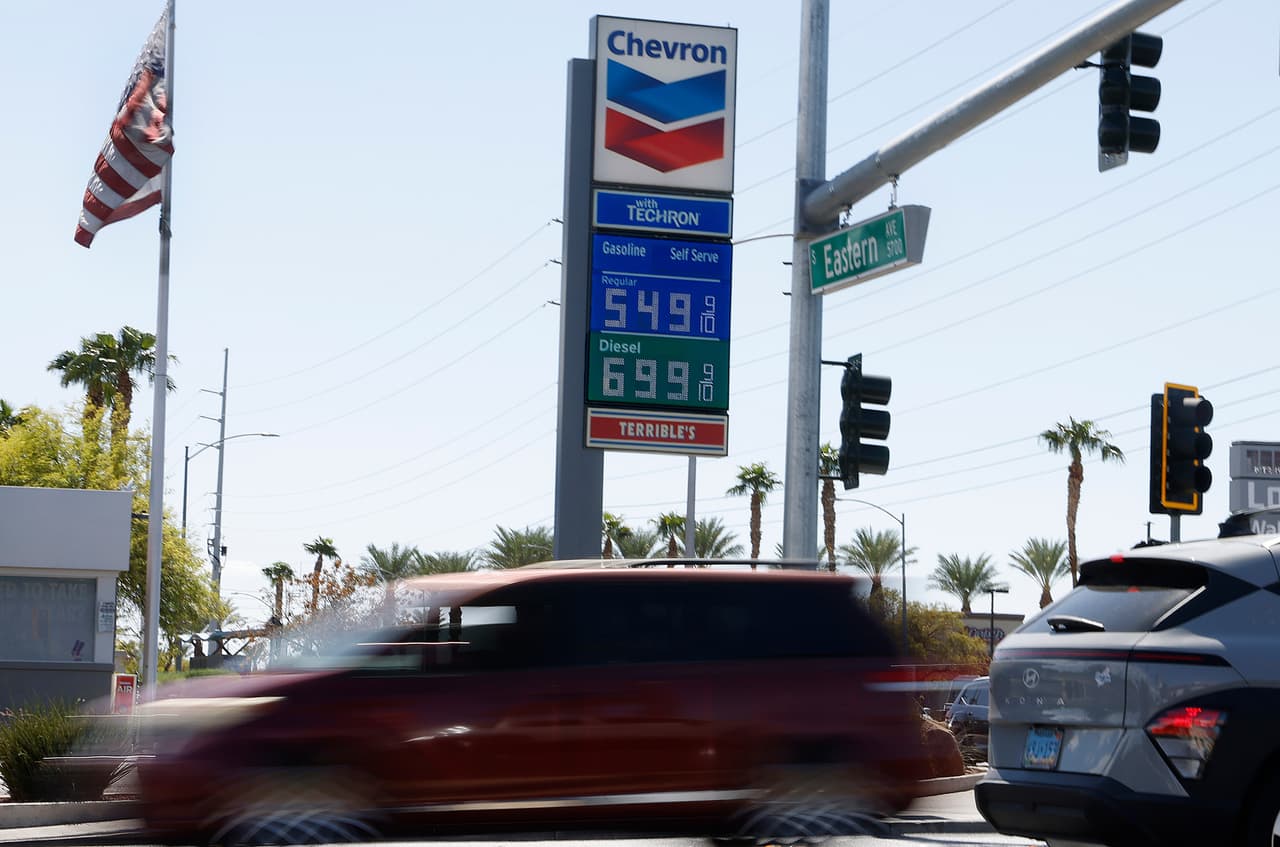 Mientras el alza del combustible sigue frustrando a los votantes, Donald Trump continua diciendo que "es un precio barato" por la guerra con Irán