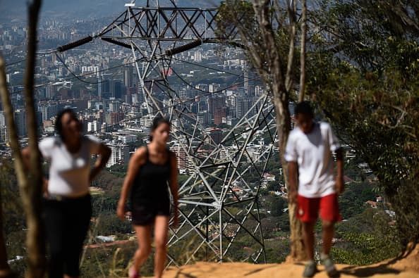 Torres de voltaje en el cerro Ávila, en Caracas, Venezuela.