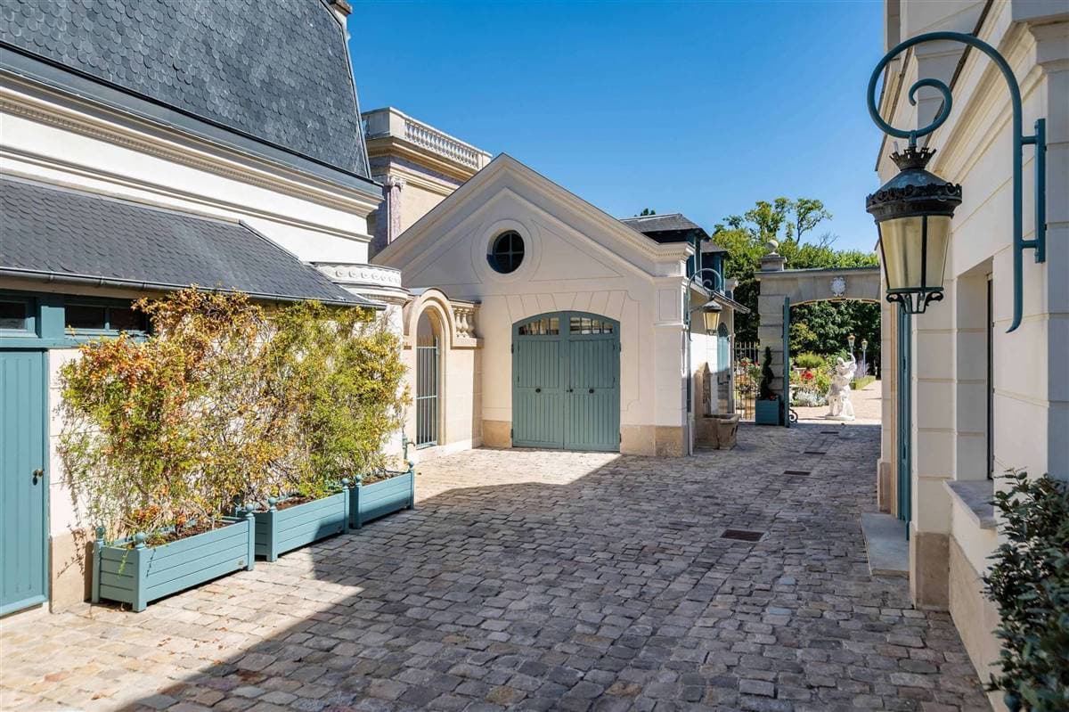 El lugar donde posiblemente podría vivir Messi y su familia es llamado Palacio Rosa (Palais Rose), construcción del año 1900 inspirada en el Grand Trianon y que está catalogado como monumento de interés histórico, pues cuenta con techos altos, grandes ventanas y muebles de la época. La residencia se encuentra 20 minutos de París.