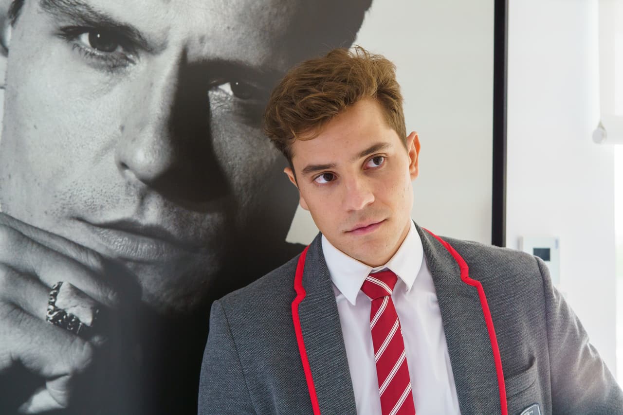 <b>Iván</b> es uno de los nuevos estudiantes de Las Encinas en la quinta temporada. Tampoco se sabe con exactitud su edad, pero sí la de su intérprete quien tiene 24 años.