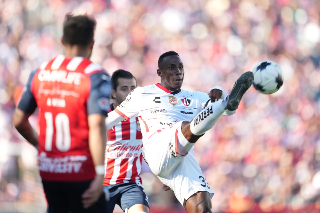 Con un gol solitario de Julián Quiñones el Atlas se llevó una edición más del Clásico Tapatío ante Chivas.