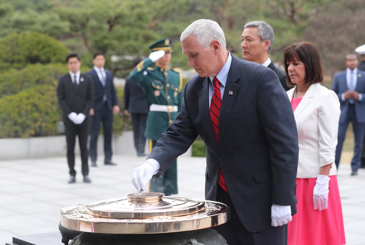 Pence denuncia "provocación" de Corea del Norte desde Seúl durante el inicio de su gira por Asia