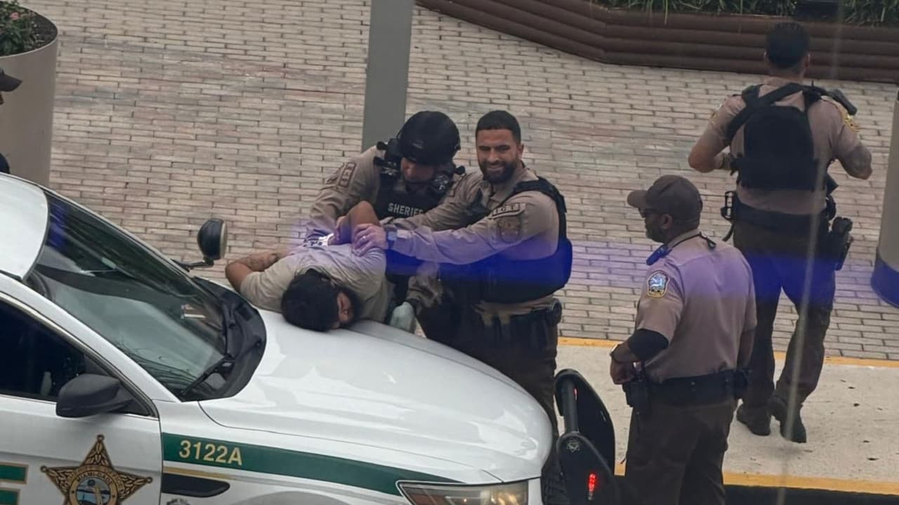 Un video de un testigo muestra a un hombre siendo detenido en el lugar.