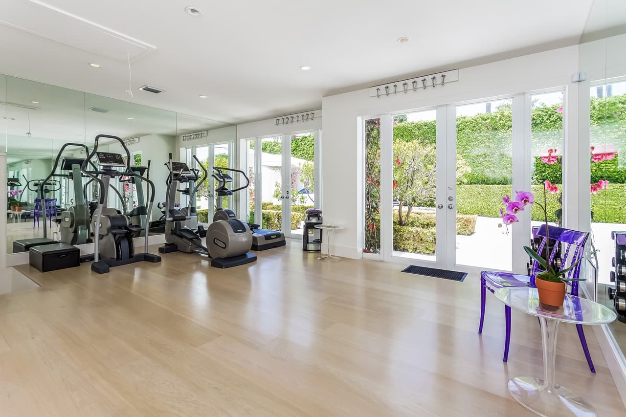 No hay que salir de la casa para mantenerse en forma. El gimnasio cuenta con un equipo básico para ejercitar el cuerpo y las ventanas de cristal permiten ejercitar los ojos con el deleite de la belleza exterior.