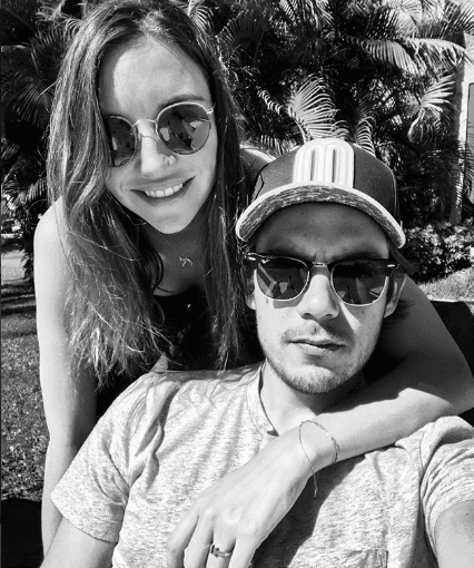 Juntos han compartido grandes aventuras, no desaprovechan el tiempo en el avión.
<br>