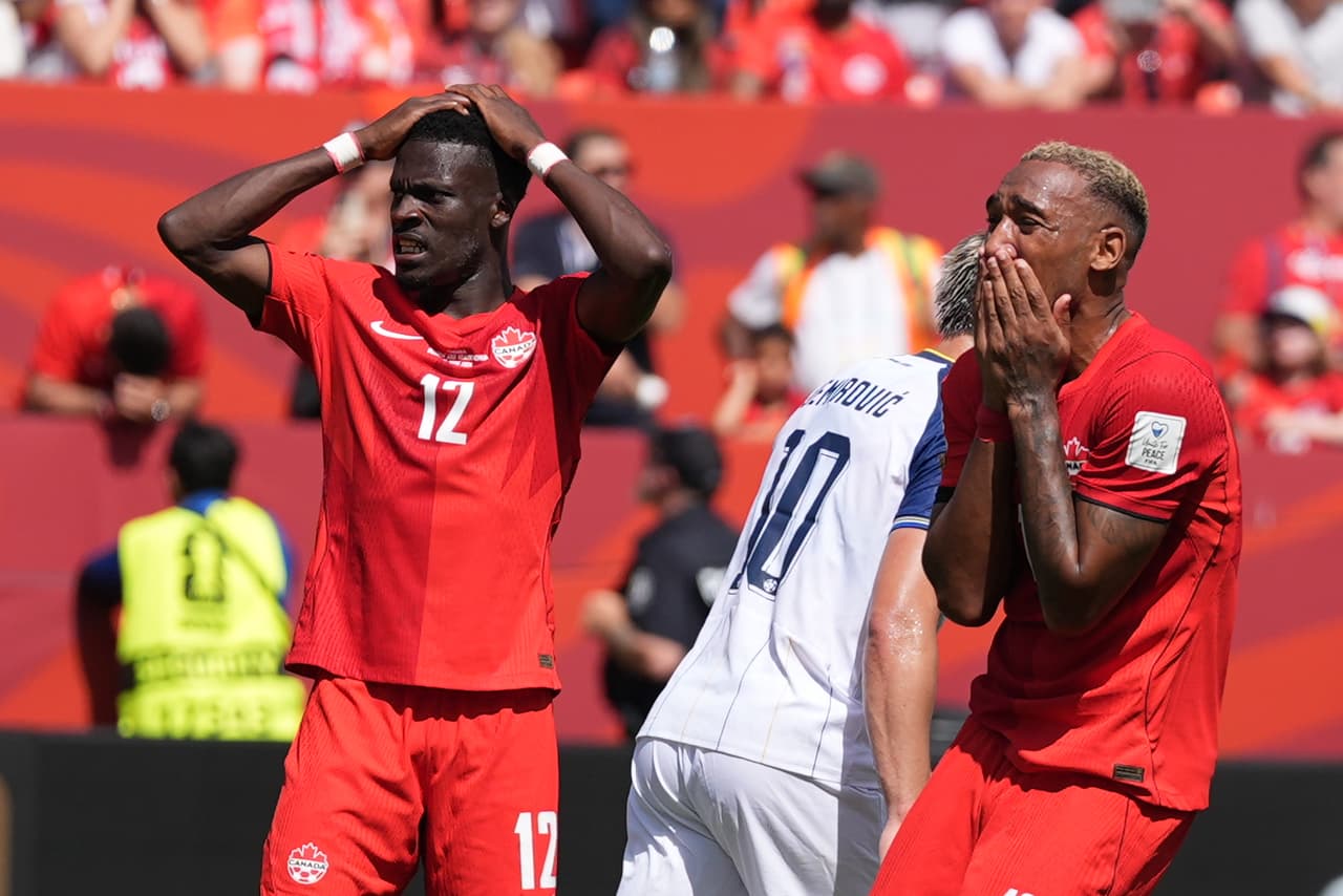 Tani Oluwaseyi, de Canadá (izquierda), y su compañero Derek Cornelius, también de Canadá, reaccionan tras fallar una oportunidad de gol durante el partido de fútbol del Grupo B de la Copa Mundial entre Canadá y Bosnia en Toronto, el viernes 12 de junio de 2026.