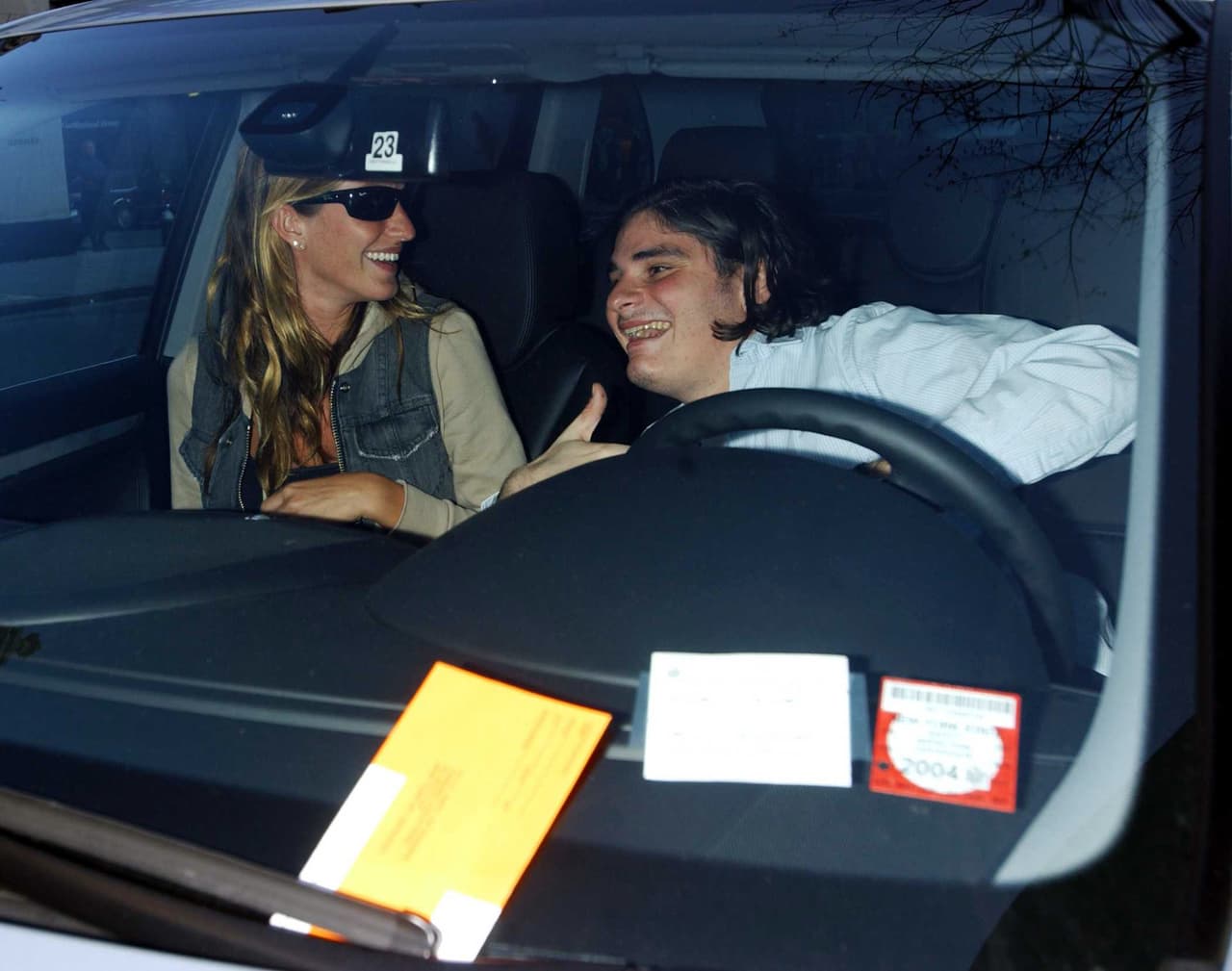 Helly Nahmad, hijo de David Nahmad, fotografiado junto a la modelo Gisele Bundchen, en abril de 2003 en Nueva York.
