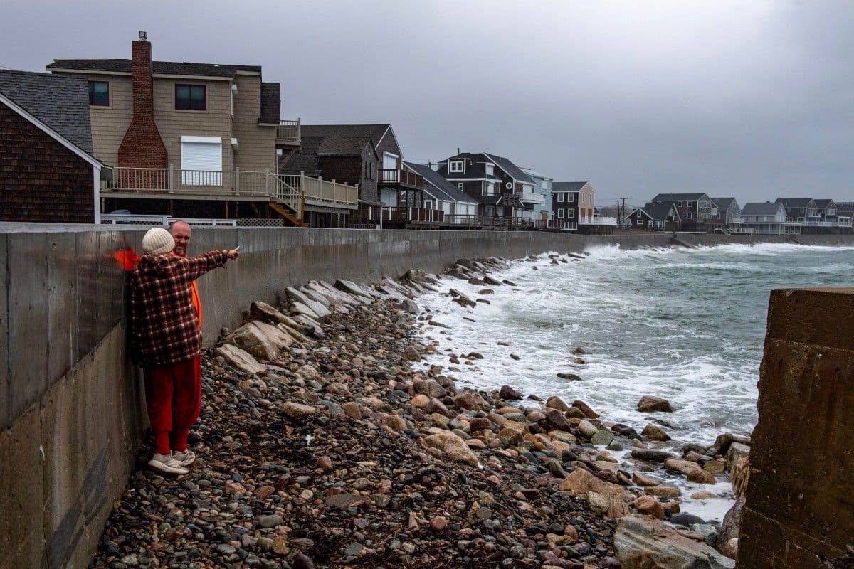La gente observa cómo las olas azotan la costa durante la tormenta Nor'easter mientras sube la marea en Scituate, Massachusetts, el 26 de septiembre de 2026.