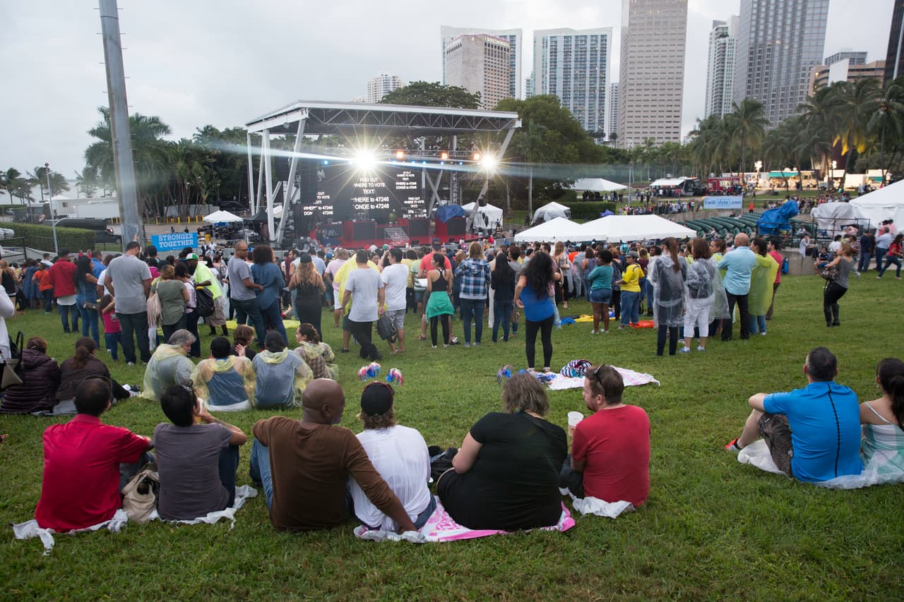 Cientos de personas esperaban sentados en la grama el inicio de esta actividad en la que incluso participará la propia candidata.