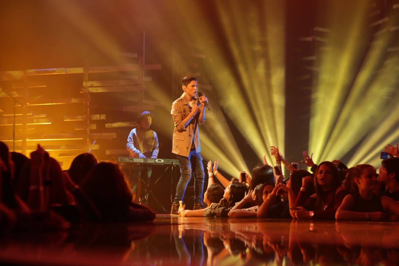 Edward se atrevió a cantar “Decidiste dejarme” de Camila.