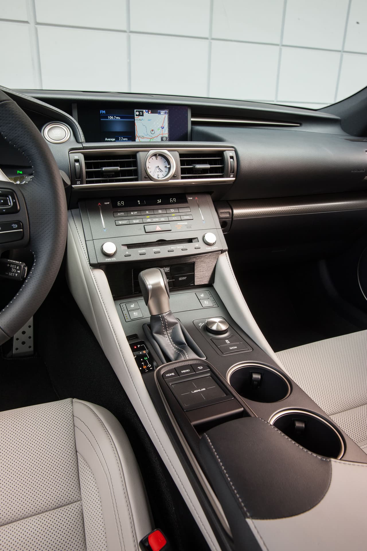 Para el 2016 Lexus ofrece una nueva transmisión automática de 8 velocidades para las variantes con tracción posterior y emplea la automática de 6 velocidades para los modelos con tracción permanente a las cuatro ruedas.