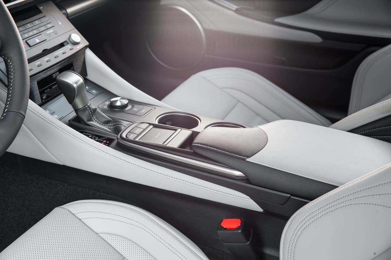 El pequeño “pad” cuadrado sobre la consola central sirve para controlar el sistema de interface ubicado en la parte superior de la consola central.