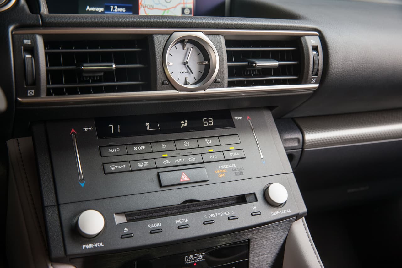 La consola central del Lexus RC 350 se ve un poco anticuada y ocupada por la cantidad de botones.