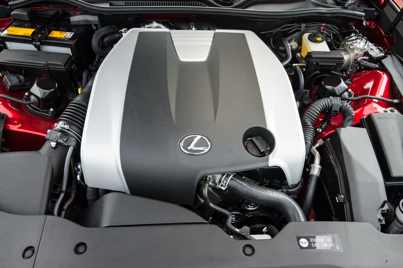 El motor del Lexus RC 350 2016 es un V6 de 3.5 litros que puede producir hasta 305 hp y 277 lb-pie.
