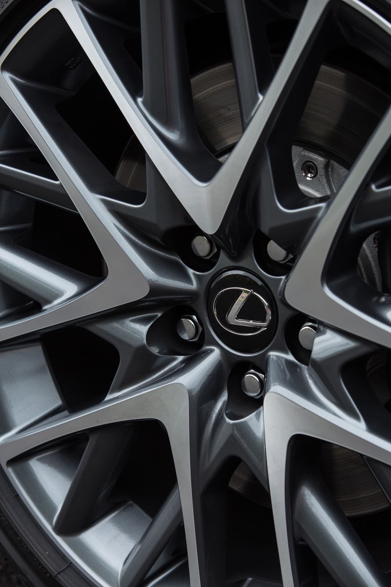 Lexus ofrece una gran variedad de ruedas livianas fabricadas en aleación de aluminio.