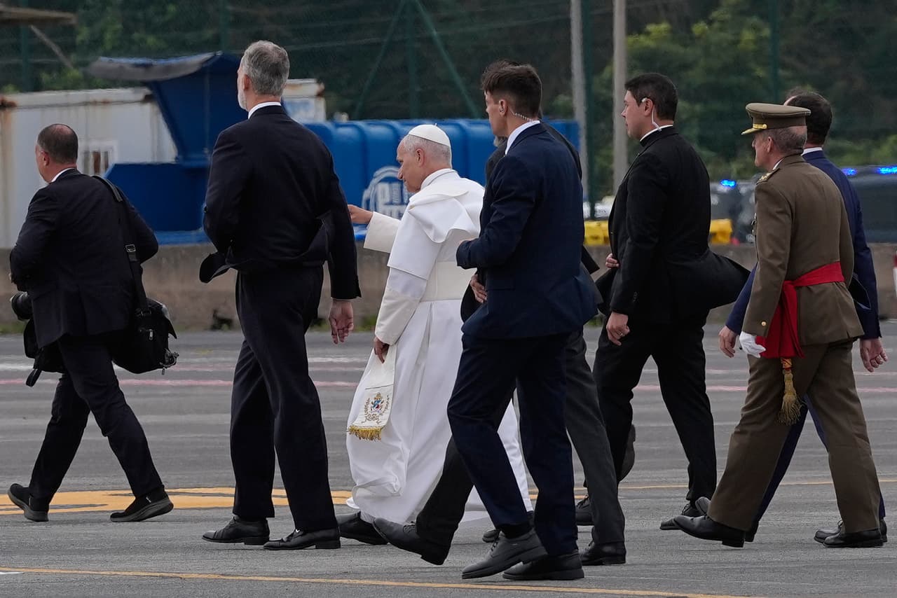 El papa León XIV camina junto al rey Felipe VI de España en el Aeropuerto Internacional de Tenerife Norte, en las Islas Canarias (España), el viernes 12 de junio de 2026. (Foto AP/Alessandra Tarantino)