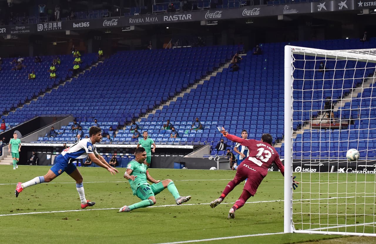 Casemiro llegó a tiempo para la cita con el esférico y se barrió de forma justa, impactó el balón con fuerza y rompió el cero antes del descanso.