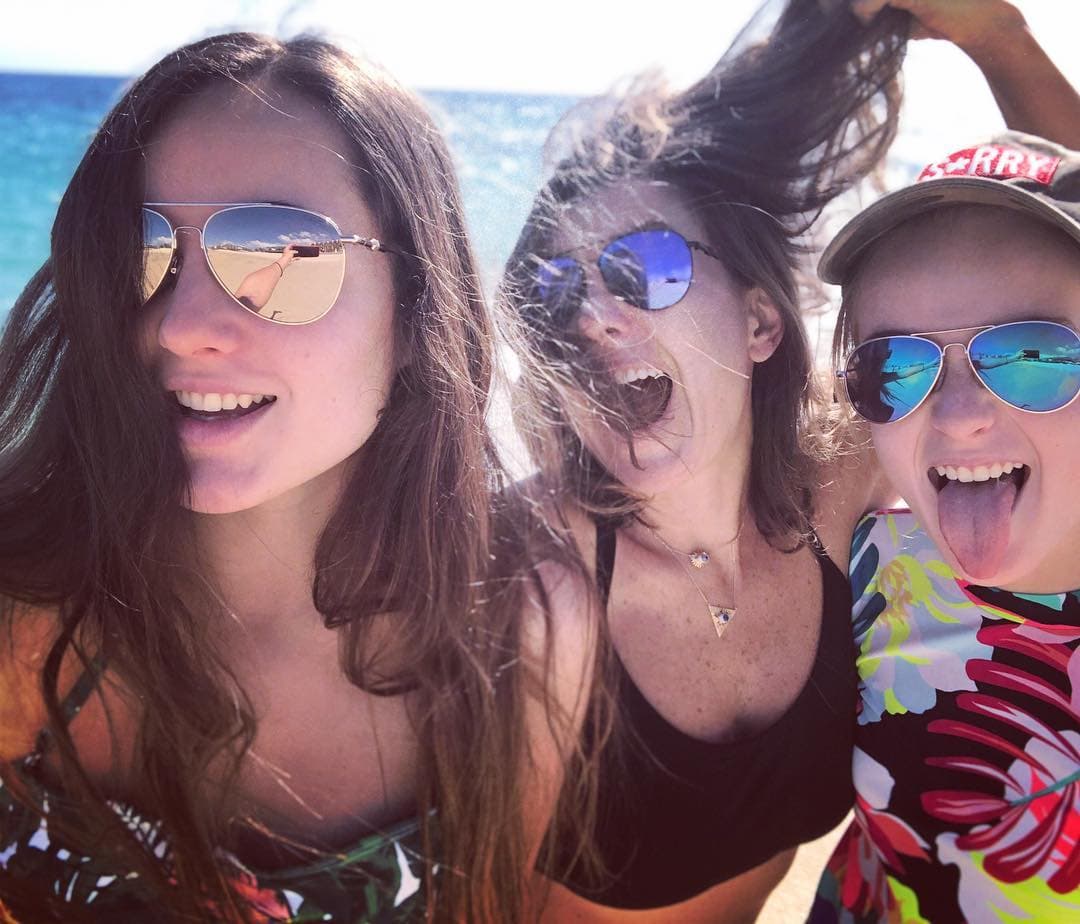 En dicha postal, Dominika evidenció que su hija ha crecido tanto que ya la rebasó en estatura.