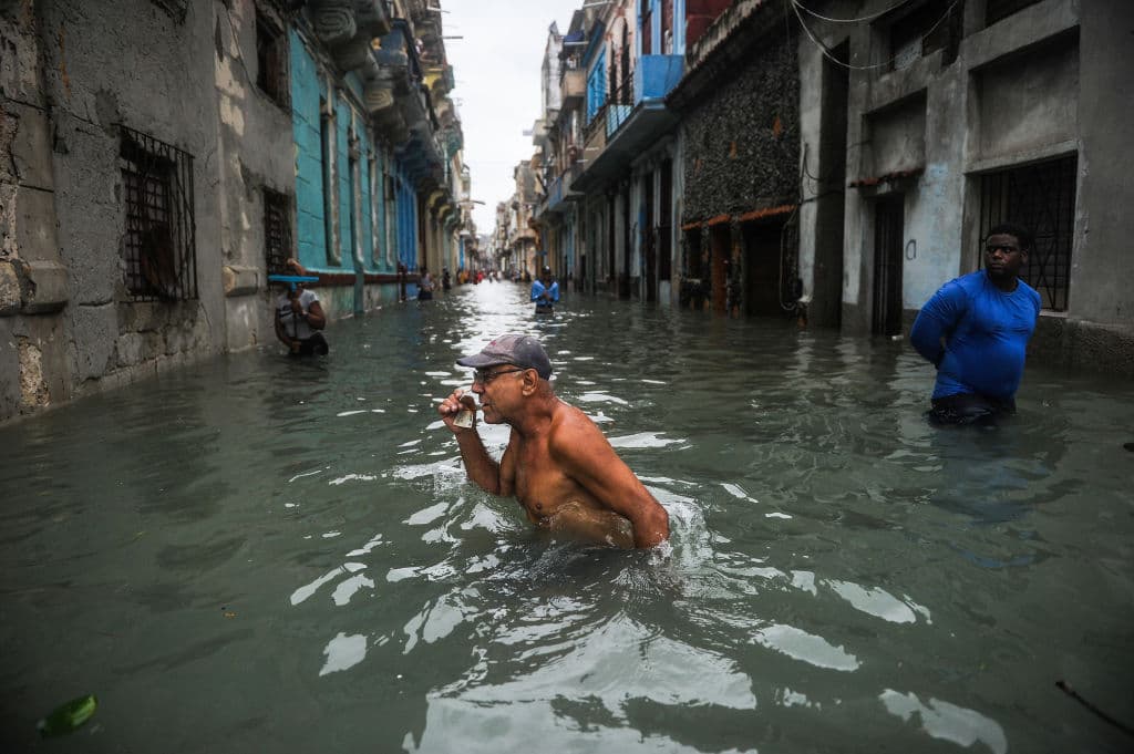 Imágenes como estas de la gente prácticamente con el agua más arriba de la cintura en plena Habana Vieja sorprendieron al mundo entero.