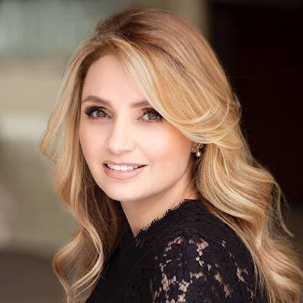 Durante el fin de año de 2018 también se supo que Angélica Rivera no estuvo junto a su esposo. "'La Gaviota' estuvo en el Kiki on the River, un restaurante en Miami sin la compañía del expresidente de México", escribió la periodista Lourdes Mendoza en
<a href="https://twitter.com/lumendoz/status/1080094829869174784">Twitter</a>.