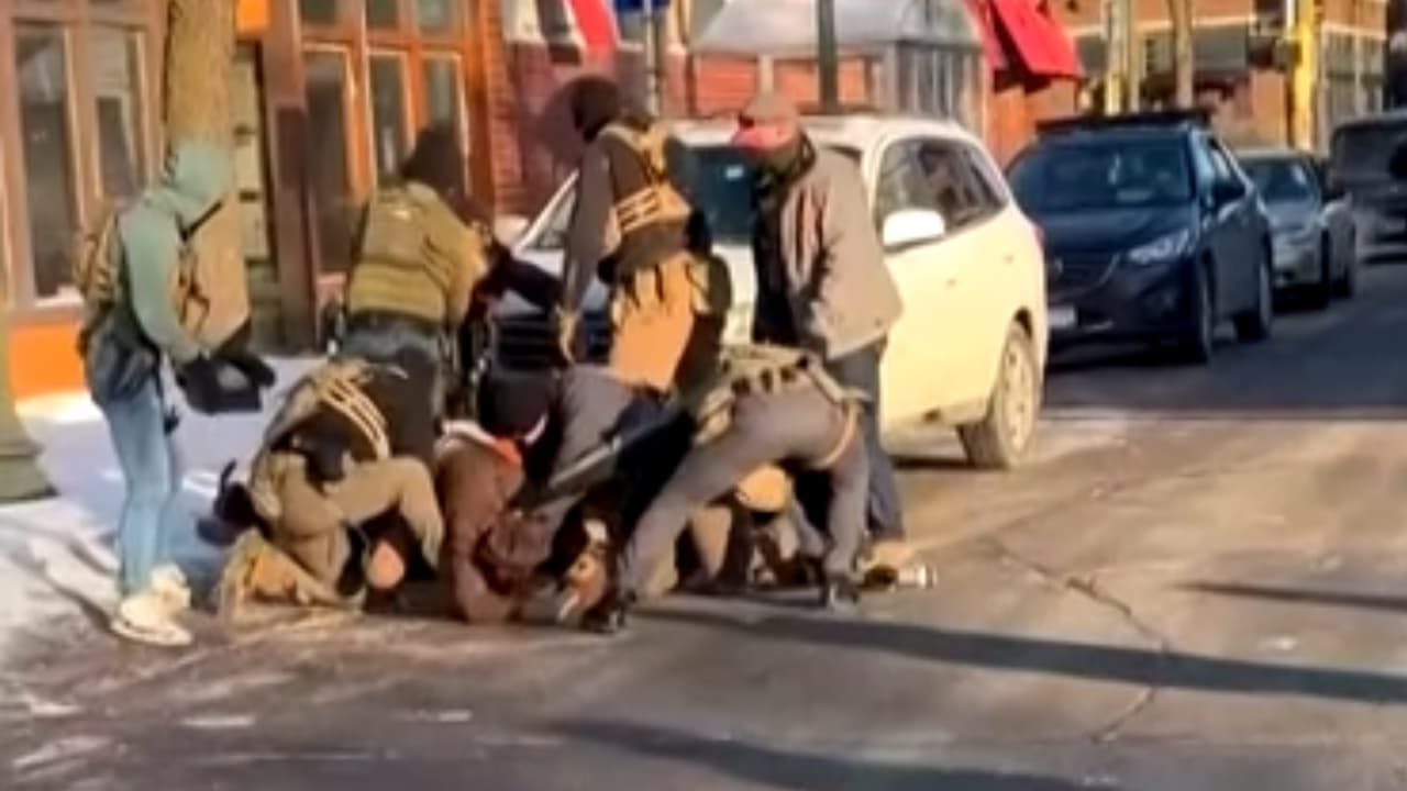 Difunden video del momento exacto del hombre abatido por agentes federales en Minneapolis