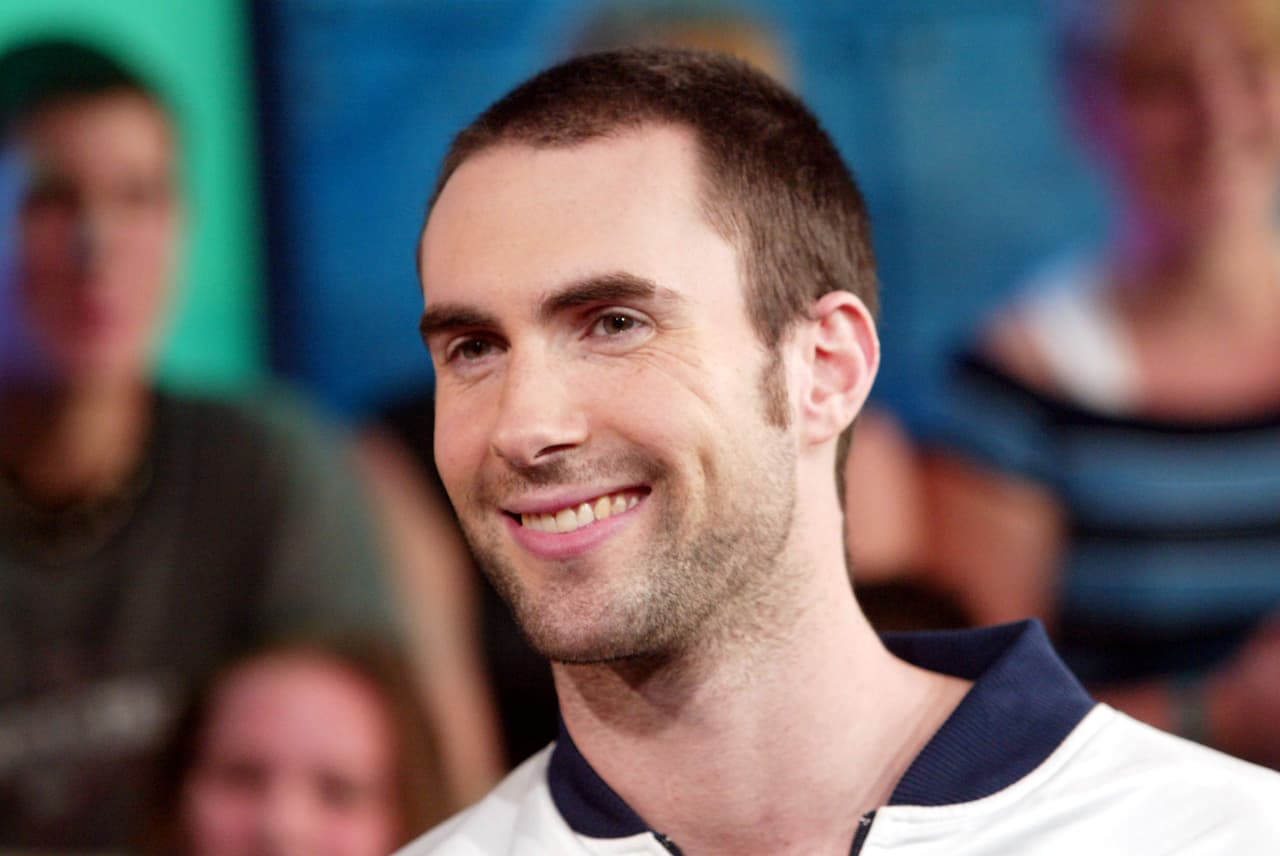¡Esos ojitos! Con Maroon 5 al inicio de su carrera en 2004.