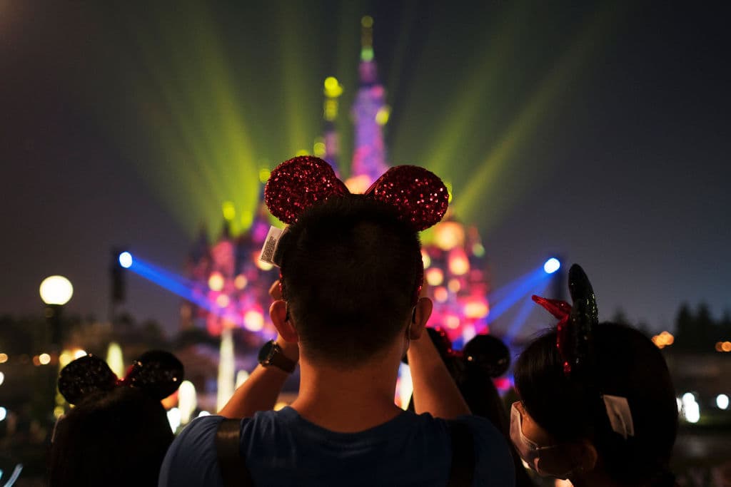 El parque de atracciones, situado en la mayor ciudad de China, es el primero en el mundo que vuelve a abrir sus puertas desde que empezó la pandemia, con importantes consecuencias económicas para el grupo estadounidenses de entretenimiento.