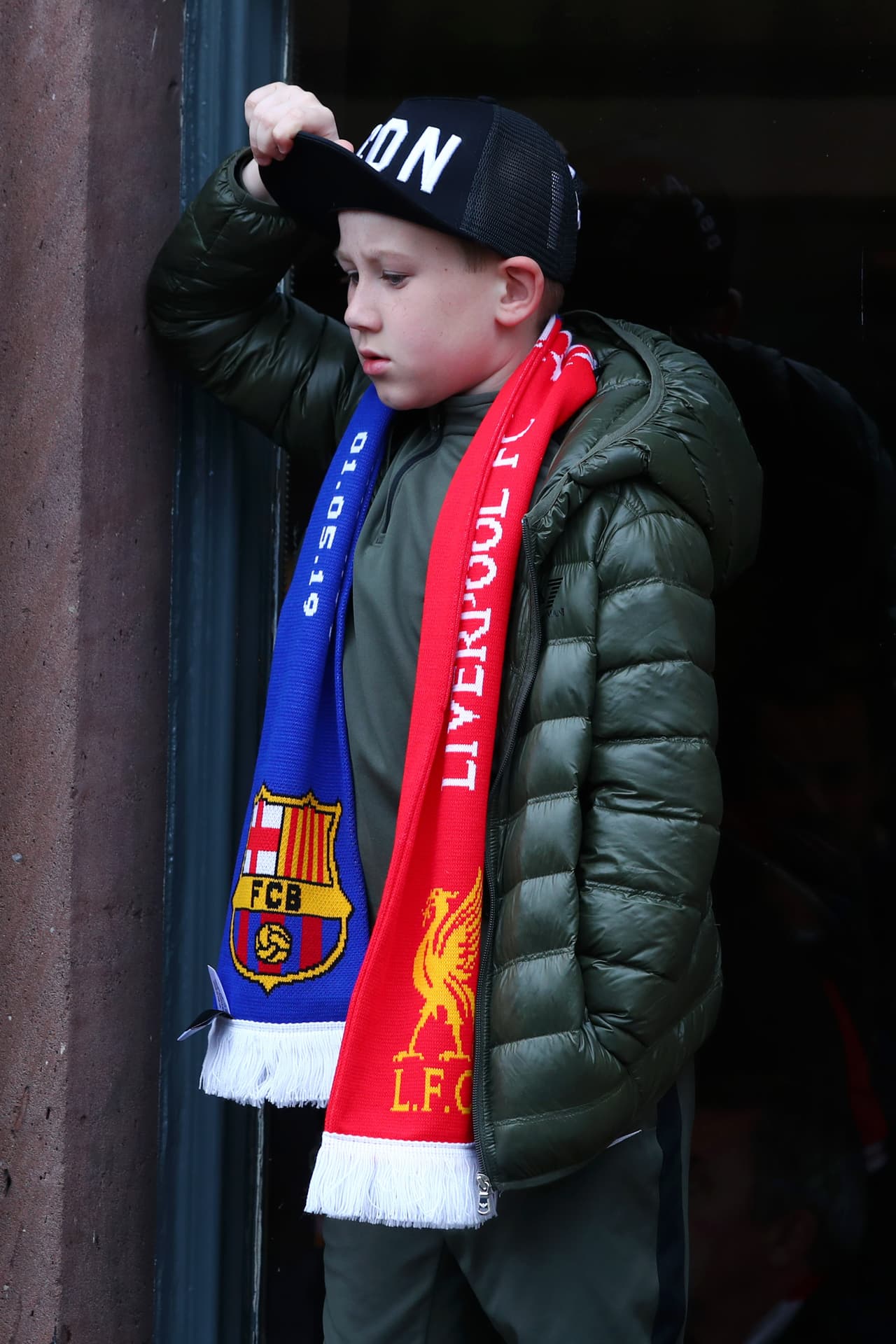 Con bengalas, bunfanas, playeras y banderas, los aficionados del Liverpool y algunos del Barcelona prendieron la fiesta en las cercanías de Anfield para lo que será una Semifinal de Champions League memorable luego del 3-0 en el Camp Nou la semana pasada.