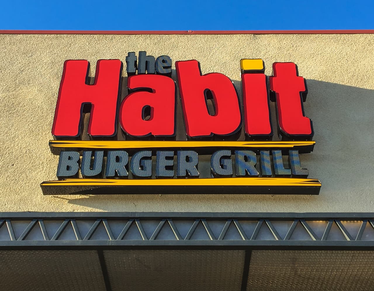 <b>The Habit Burger Grill. Calificación: F. </b>Tiene 209 restaurantes en EEUU y sus ventas en 2017 fueron de 354 millones de dólares. No tiene una política de uso de antibióticos disponible y no respondió cuestionario de los investigadores. Cero de 100 puntos en su calificación.