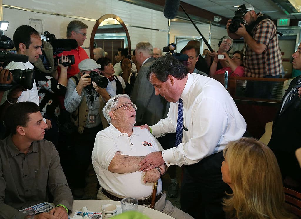En la imagen, Larry Hogan durante un evento de campaña del entonces candidato presidencial republicano Chris Christie.