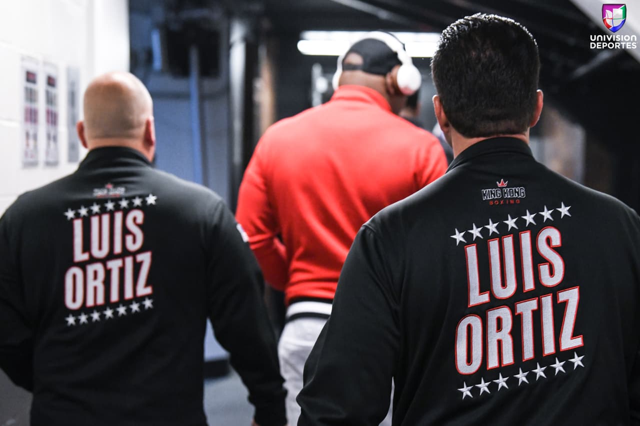 La pelea estelar en el Barclays Center de Brooklyn, una de las más esperadas en la categoría de los pesos completos, sobrepasó las expectativas de los aficionados. Luis Ortiz (28-1, 24 KOs) le complció la noche a Deontay Wilder (40-0, 39 KOs), pero el campeón sacó a relucir en el décimo round el poder que tiene en los nudillos para mandar al cubano a la lona en dos ocasiones y sellar la victoria.