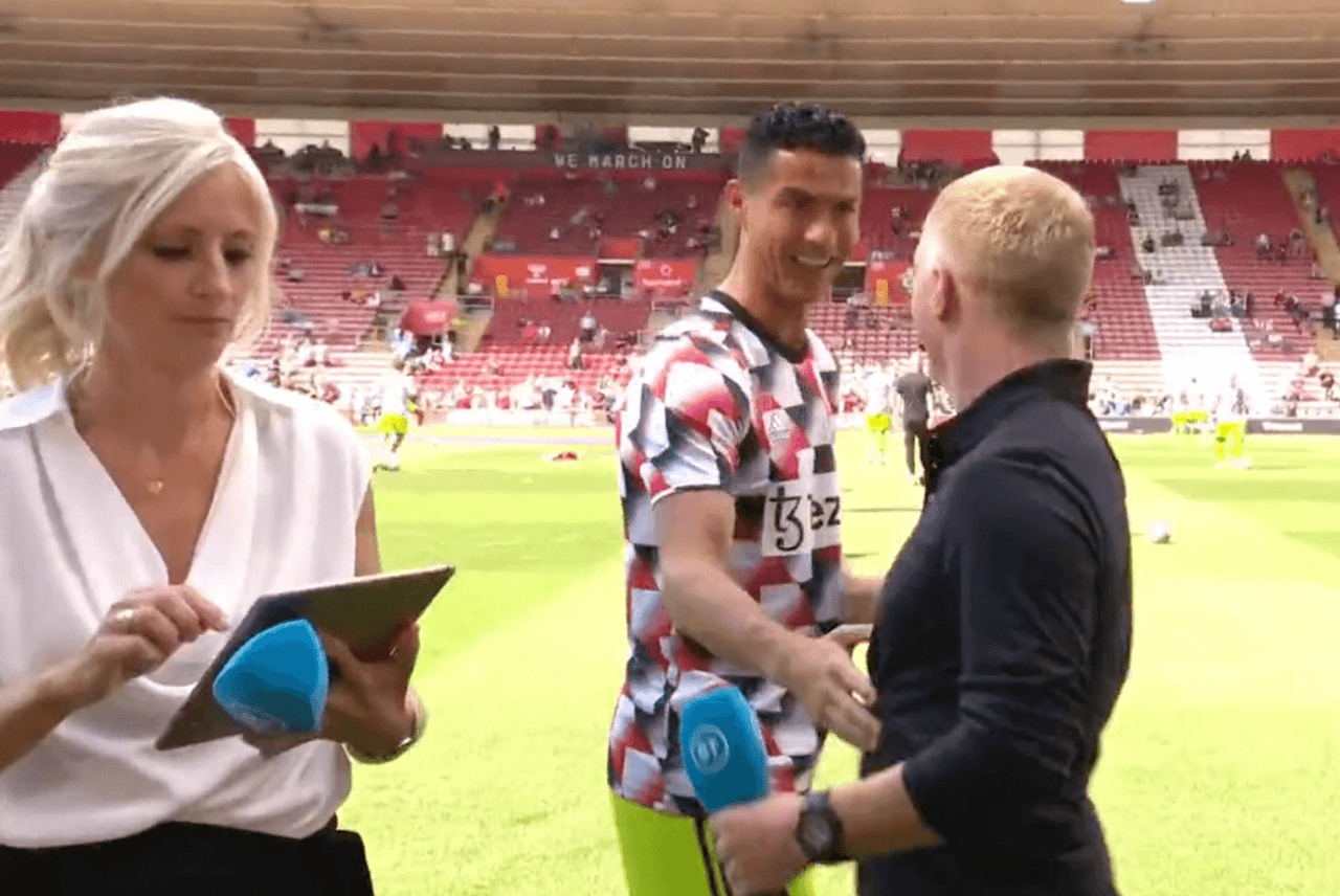 Cristiano Ronaldo volvió a ignorar saludo a periodista, esta vez a una mujer