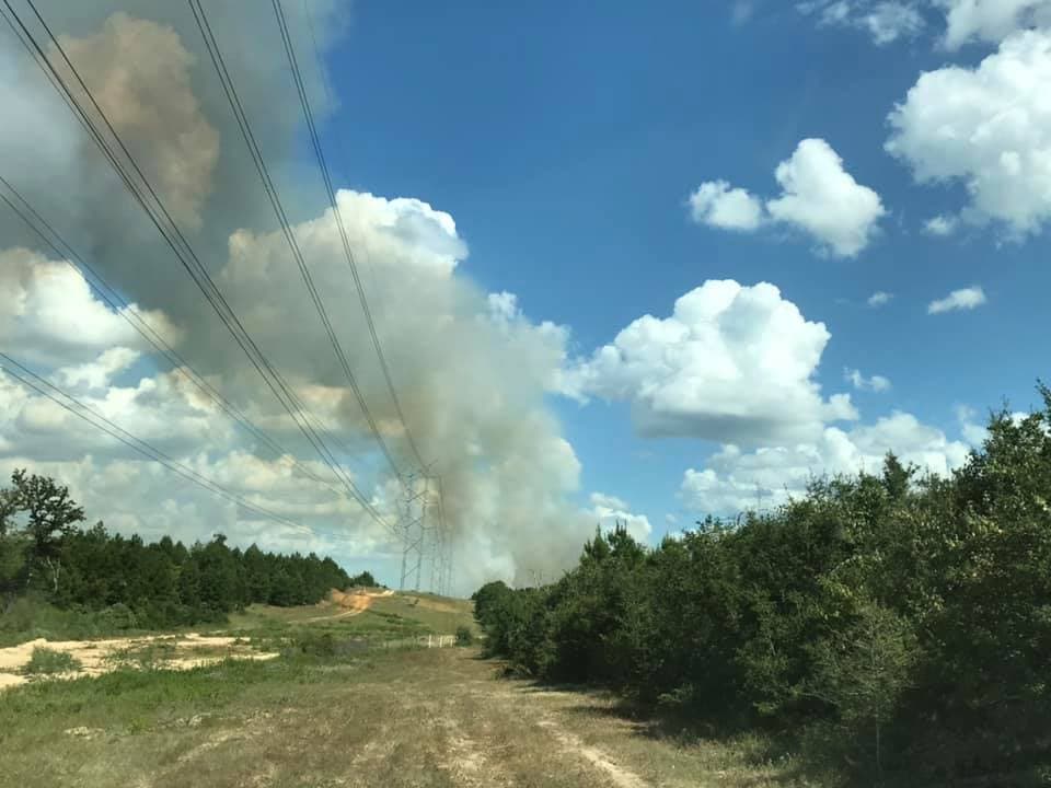 Autoridades de Bastrop trabajan con incendio de 5 a 7 acres