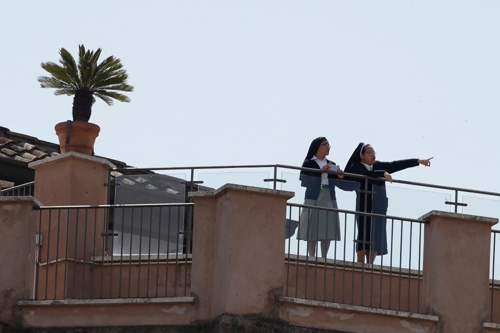 El pasado 27 de marzo, Jorge Bergoglio impartió una histórica bendición 'Urbi et Orbi' -a la ciudad y al mundo- desde una plaza de San Pedro del Vaticano totalmente vacía de fieles, y esa imagen se ha repetido este Domingo de Ramos. En la imagen, una monjas señalan a la Plaza de San Pedro este domingo.
<br>