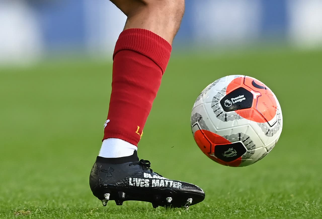 Alexander-Arnold hace protesta racial en juego de Liverpool