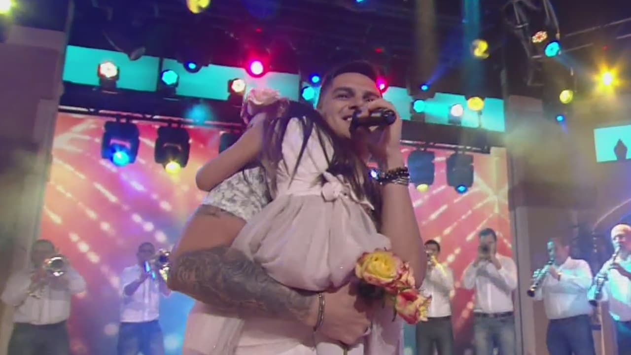 ¡Qué imagen más tierna! Eli sorprendió a papá en el escenario.