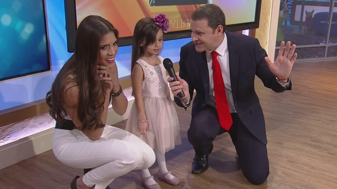 Y qué mejor manera de presentan a Regulo Caro en el escenario, que con nuestra invitada de lujo.