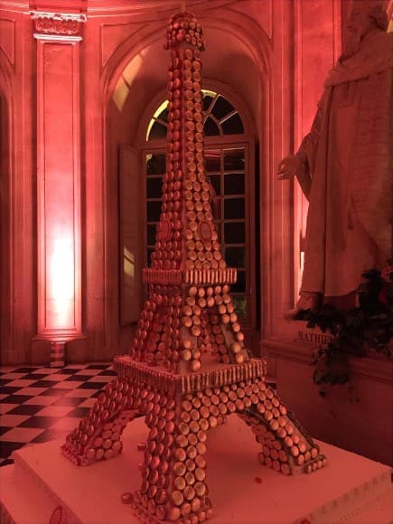 Una Torre Eiffel de macaroons (un tipo de galleta tradicional francesa hecho de clara de huevo, almendra molida, azúcar glas y azúcar)