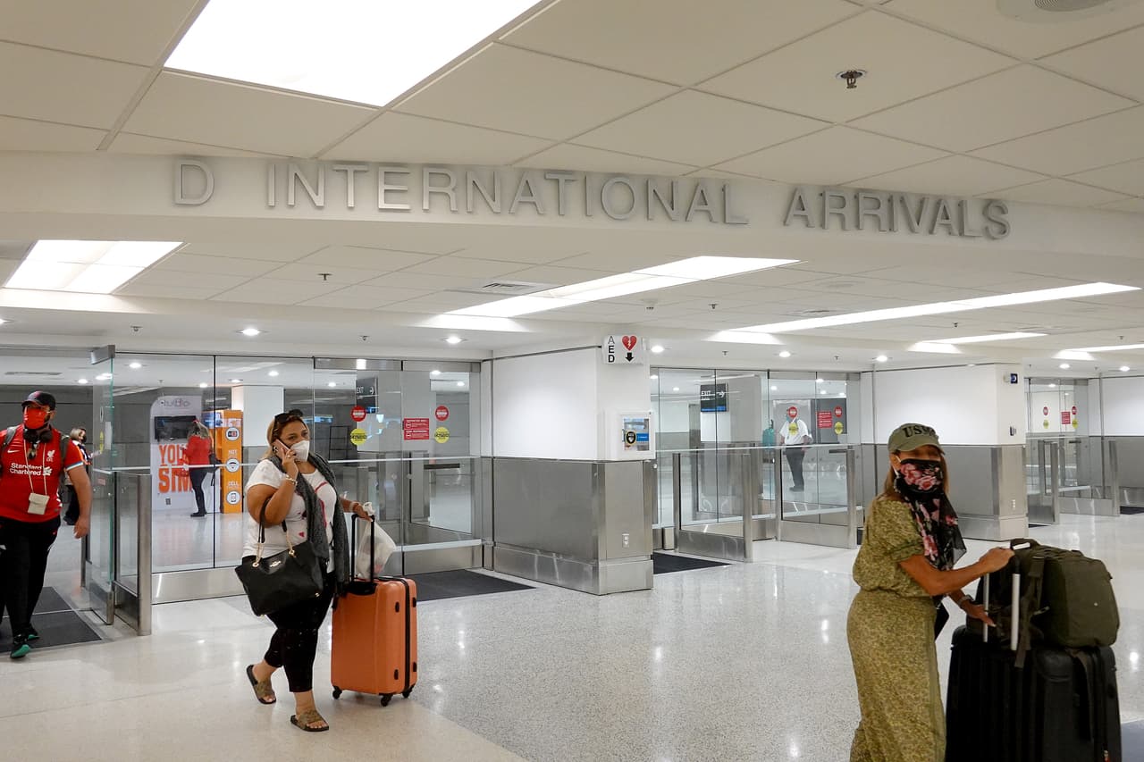 Disminuye el flujo de viajeros en el Aeropuerto Internacional de Miami pero no hay parqueo