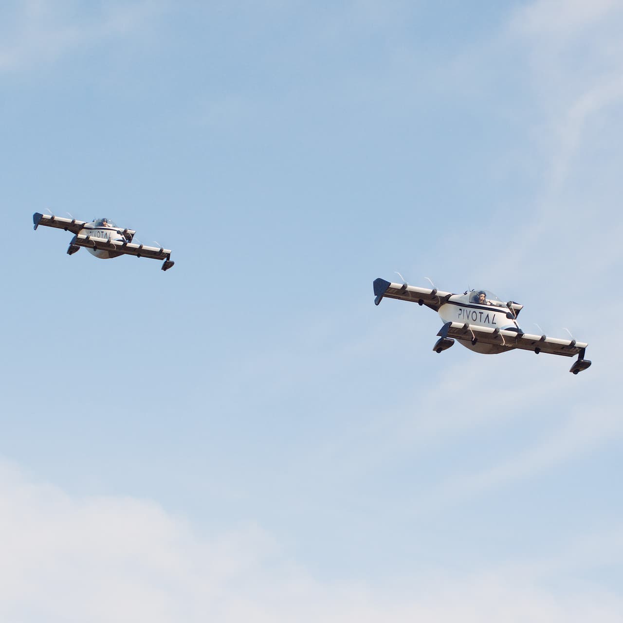 <b>Está construida en fibra de carbono</b>, lo que la hace ligera (348 lb) y resistente.