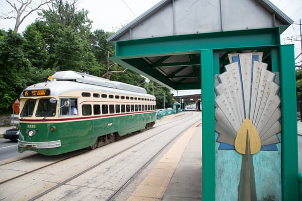 Sin embargo, la agencia de tránsito señala las medidas de seguridad que tiene implementadas, incluido el cambio de aire en los vehículos cada dos o tres minutos, la limpieza diaria del vehículo y el uso de máscaras, para proteger a sus pasajeros.