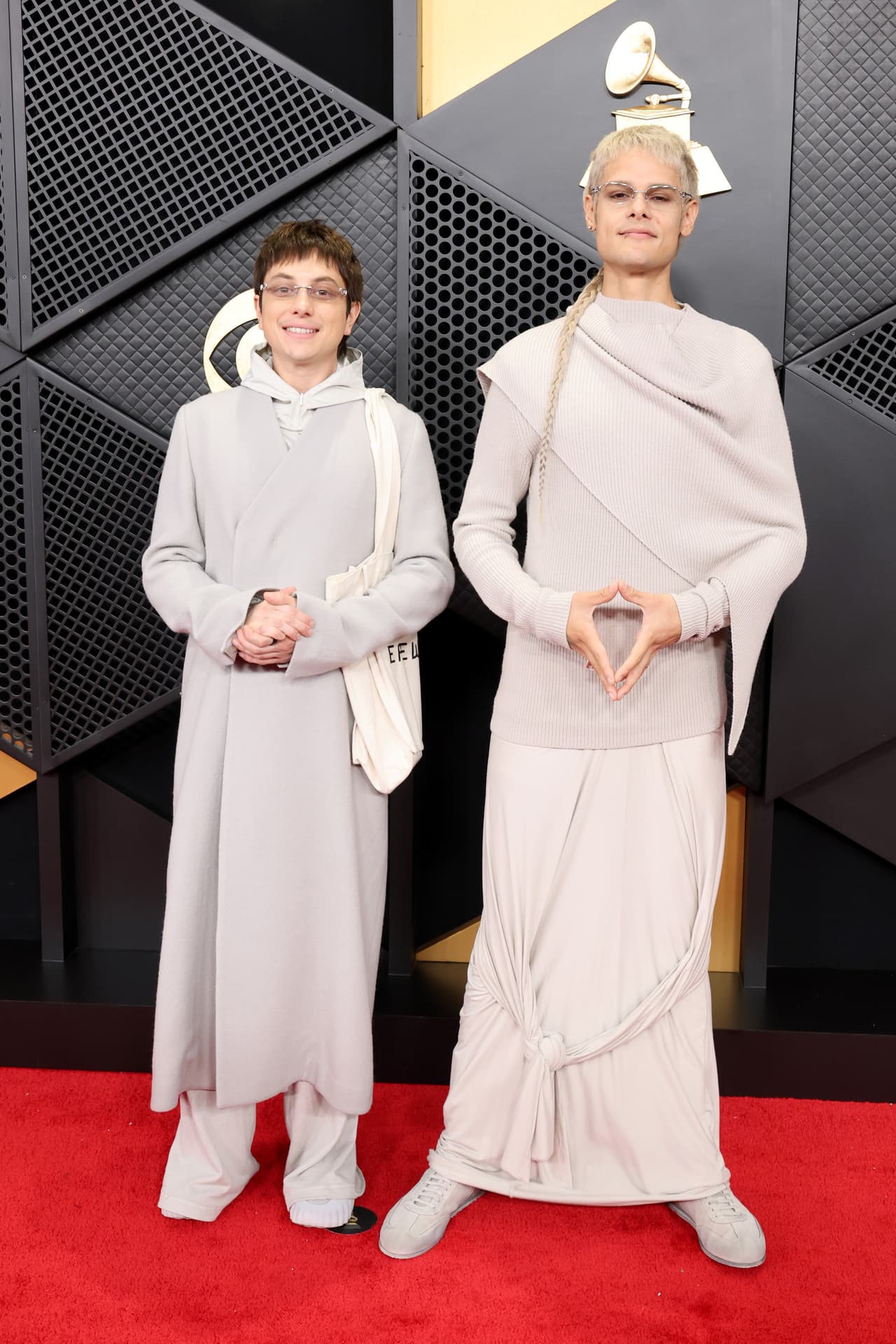 CA7RIEL y Paco Amoroso en los GRAMMY 2026.