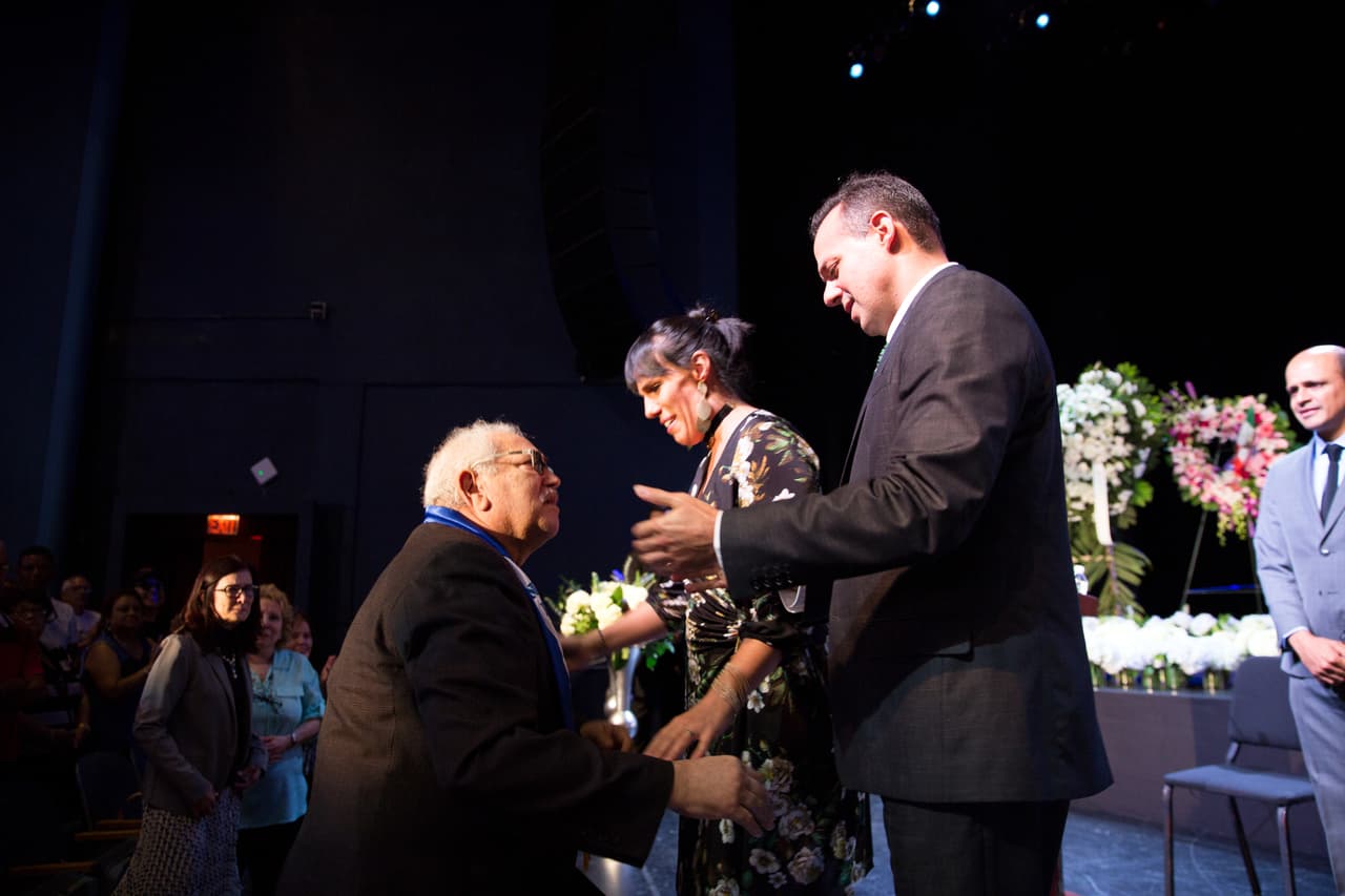 Otra de las hijas, Marysol, se mostró algo más entera y también tuvo unas emotivas palabras para su padre. "Yo tuve un hermoso papá, que el tiempo que estuve con él me dio lo mejor de él. Tuve la dicha de despedirme de él. No fue de la manera más adecuada, definitiva, pero le agradezco para siempre su herencia para nosotros, le agradezco el amor que depositó en nosotros, sus hijos", dijo.
<br>