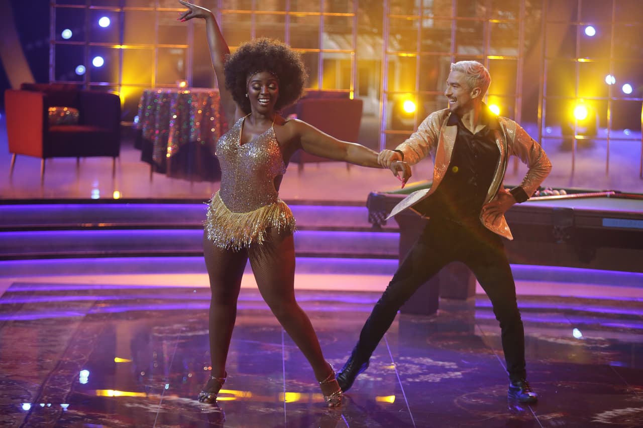 Ahora Amara 'La Negra' tomaba la pista para bailar con Juan Carlos 'Be My Baby' en versión bachata.