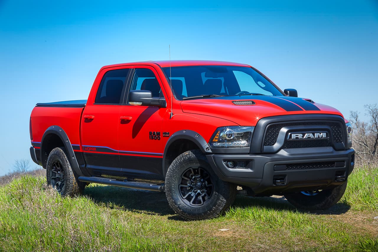 Mopar ’16 Ram Rebel llega con ruedas de 17 pulgadas en negro mate satinado, parachoques delantero y placa protectora frontal en negro y gráficos laterales y de capó exclusivos.