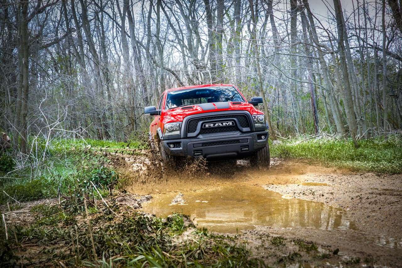 La parrilla, el parachoques frontal y la placa protectora en negro le dan a la Mopar ’16 Ram Rebel un aspecto siniestro.
