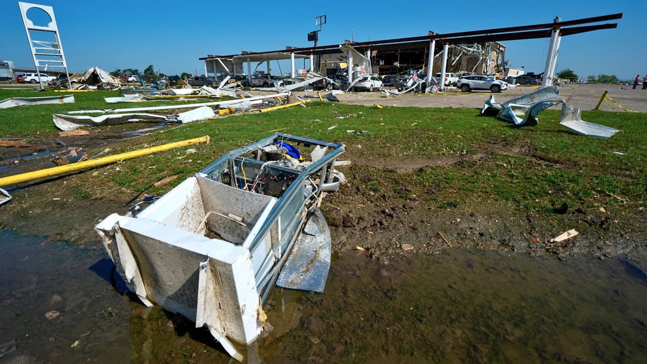 El saldo trágico se veía agravado por
<b>el número de heridos, quienes fueron trasladados a hospitales del área en ambulancias terrestres y aéreas</b>. Esta devastadora situación
<b>ha dejado a la comunidad de Texas consternada y en la búsqueda de formas de apoyar a aquellos que han perdido a sus seres queridos </b>y afrontan la difícil tarea de reconstruir tras la destrucción causada por las tormentas mortales.