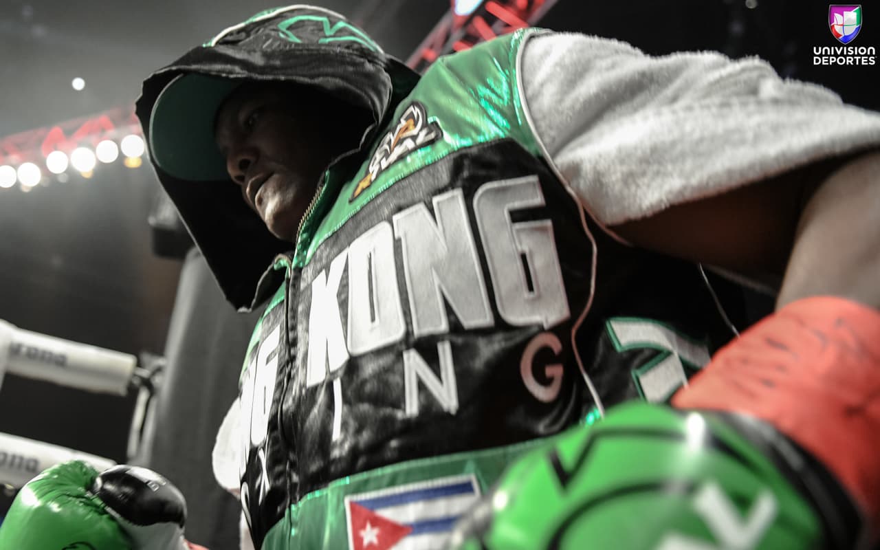 La pelea estelar en el Barclays Center de Brooklyn, una de las más esperadas en la categoría de los pesos completos, sobrepasó las expectativas de los aficionados. Luis Ortiz (28-1, 24 KOs) le complció la noche a Deontay Wilder (40-0, 39 KOs), pero el campeón sacó a relucir en el décimo round el poder que tiene en los nudillos para mandar al cubano a la lona en dos ocasiones y sellar la victoria.