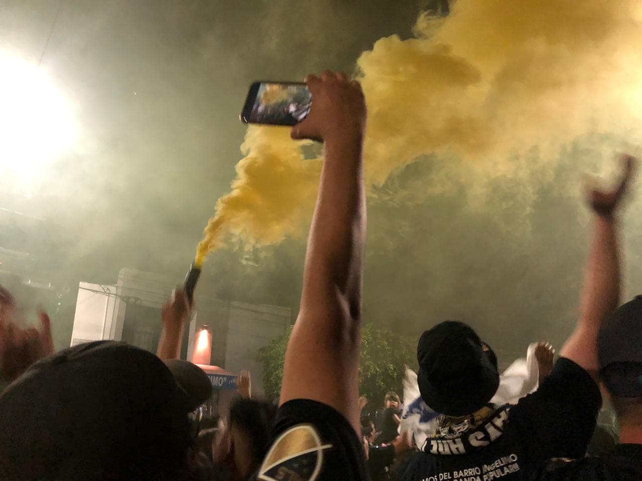 Muy prendida y animada la afición angelina, poniendo el color en León para alentar al LAFC.