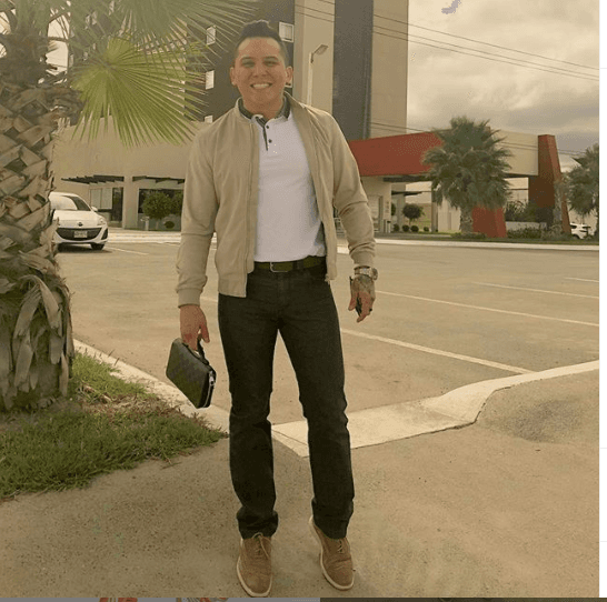 No faltaron las críticas al cantante por su atuendo. Los detractores cuestionaron su masculinidad por lo ajustado de los pantalones y porque en la mano cargaba el pequeño bolso.